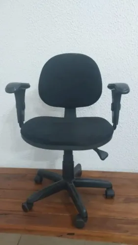 Cadeira com braço e rodinha