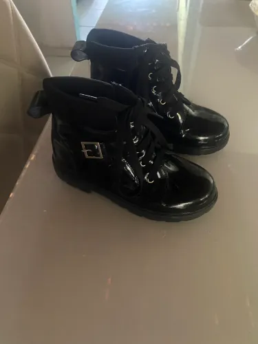 Vendo uma bota novinha número 32
