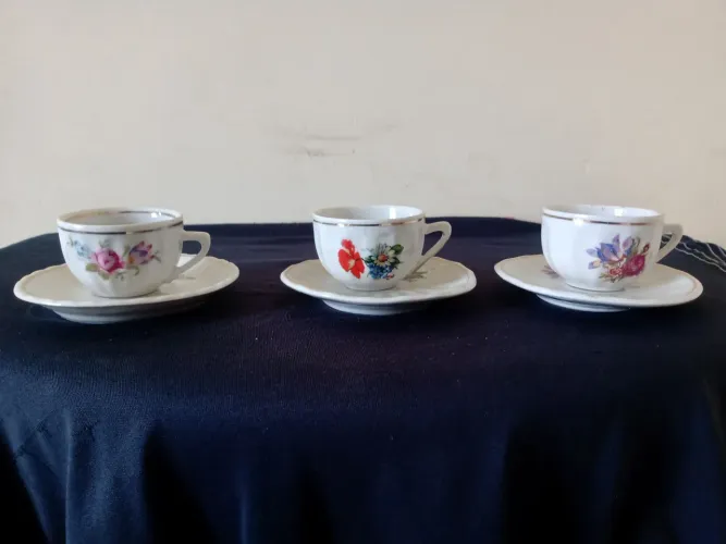 Conjunto de Xícaras Antigas em Porcelana