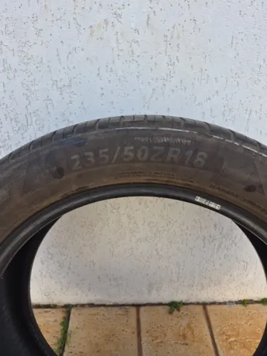 Pneu em bom estado 235 50 R18