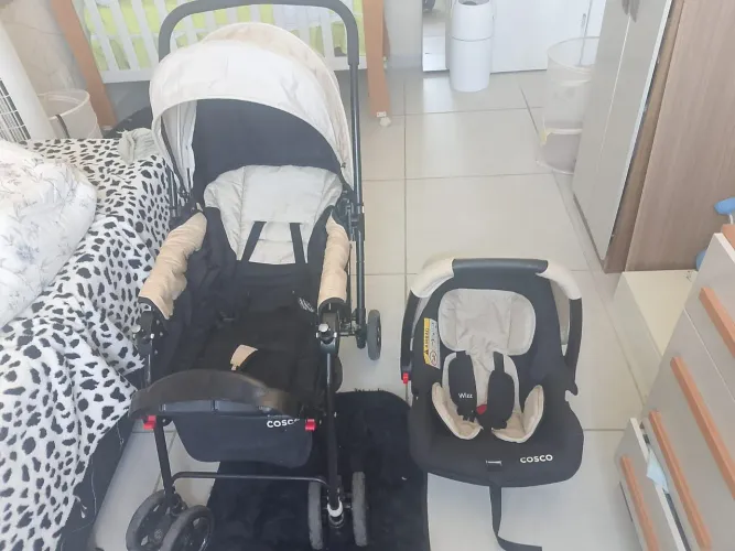 Kit carrinho e bebê conforto 6 meses de uso sem marcas de uso R$600,00