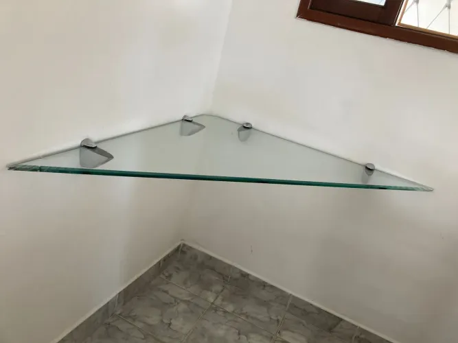 Mesa de Vidro Triangular Bisotado para computador ou estudo 1.40 x 0.95 x 0.95 mts 20 mm