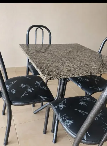 Mesa de mármore medindo 80×80