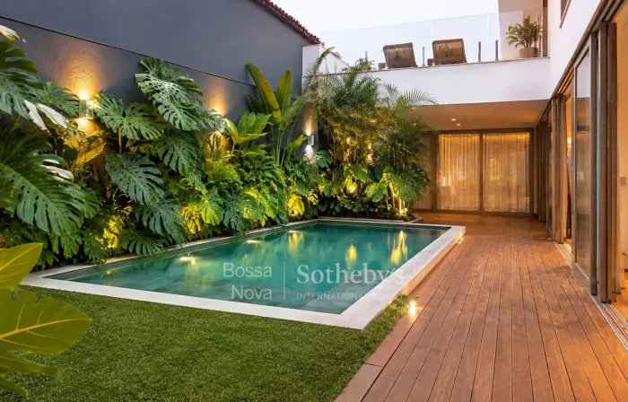 Casa com vista para o skyline e área externa com lazer