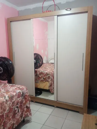 VENDE-SE GUARDA-ROUPA NOVO COM 5 MESES DE USO, 3 PORTAS DE CORRER COM VÁRIAS REPARTIÇÕES