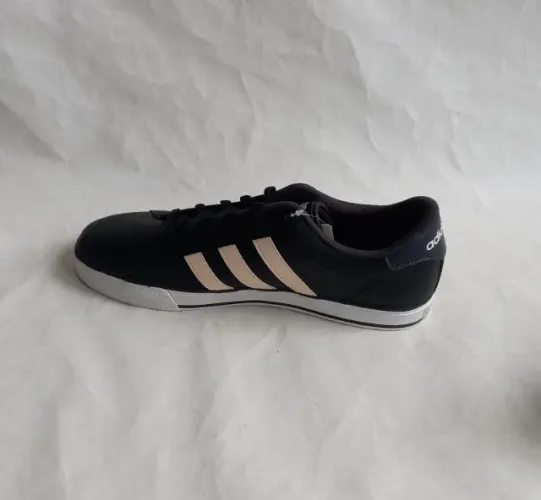 Tênis Adidas Daily Vulc cor preto numeração 43 produto de estoque parado com avaria
