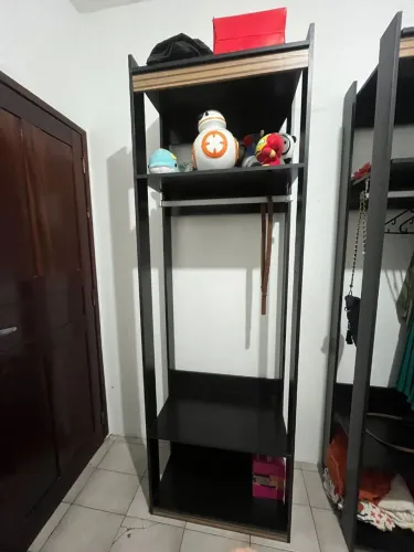 Guarda roupa aberto/cabideiro - menos de um ano de uso 