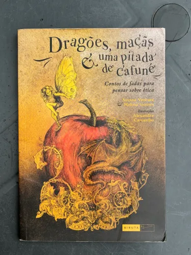 Livro - Dragões, maçãs e  uma pitaca de cafuné 