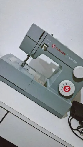 Vendo uma Maquina de costura nova ,1 mês quer comprei ,está na caixa nunca foi usada