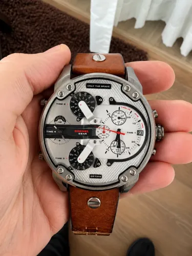 Diesel DZ7314 (Mr. Daddy branco, pulseira marrom)