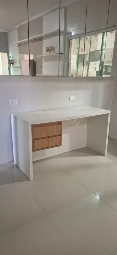 Mesa de escritório com 2 gaveteiros. 1,45cm de comprimento x 75,5cm de altura e 60cm profu