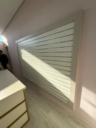 Painel Canaletado MDF Off White com Divisórias em Alumínio para Loja e Comércio