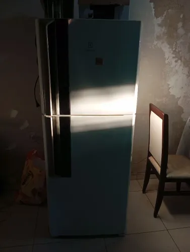 Geladeira Electrolux 431 l muito nova pouco tempo de uso só que a geladeira não está gela.