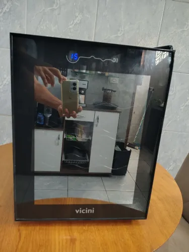 Adega de vinho Vicini, com capacidade para 12 garrafas