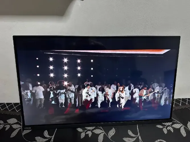 Vendo Televisão Toshiba Muito nova na caixa 32polegadas SMART