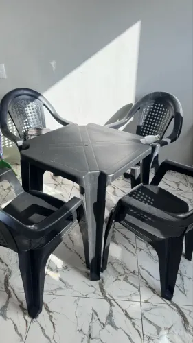 Jogo de mesa + cadeiras