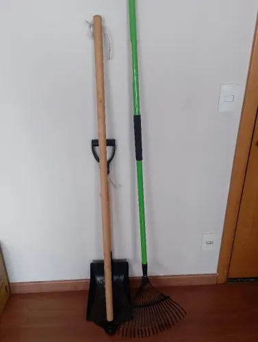 Kit com enxada, pá e rastelo em metal.