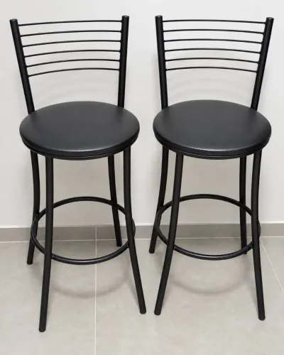 Par de Banquetas Pretas com Encosto e Assento Estofado