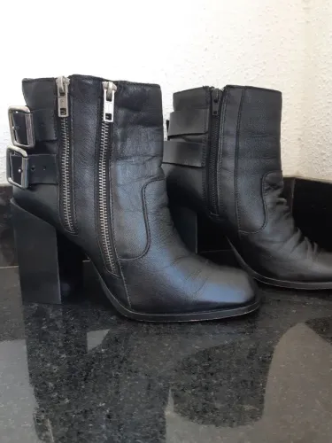 Bota média Em COURO Santa Lolla original