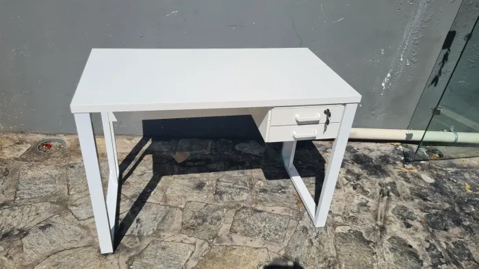 Mesa para escritório com 02 gavetas