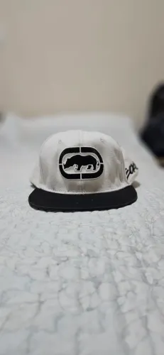 Boné Ecko Branco e Preto Original EUA