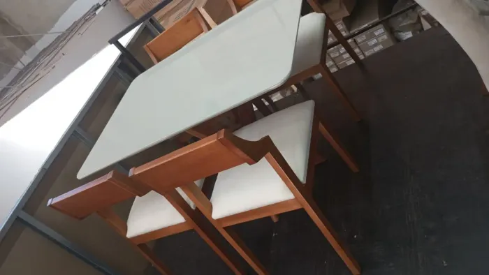 Mesa de jantar com 4 cadeiras 