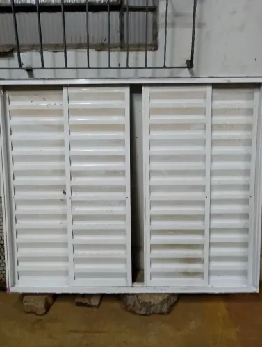 Janela de Alumínio com Venezianas