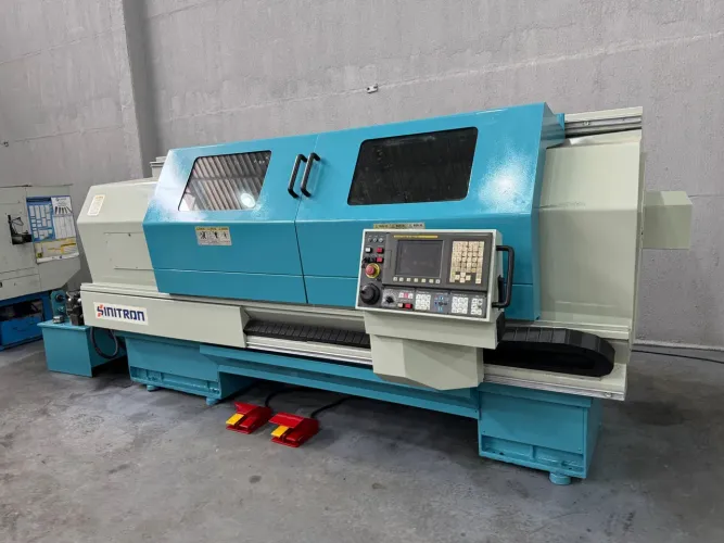Torno CNC 1500 entre pontas 