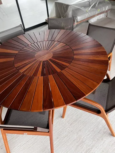 Mesa com 6 cadeiras