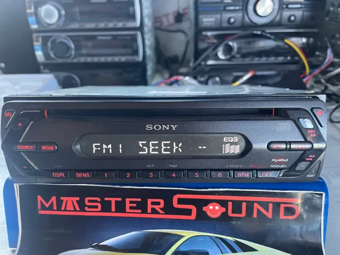 Trazeira e com a frente Sony cdx-2017x para retirar peças 