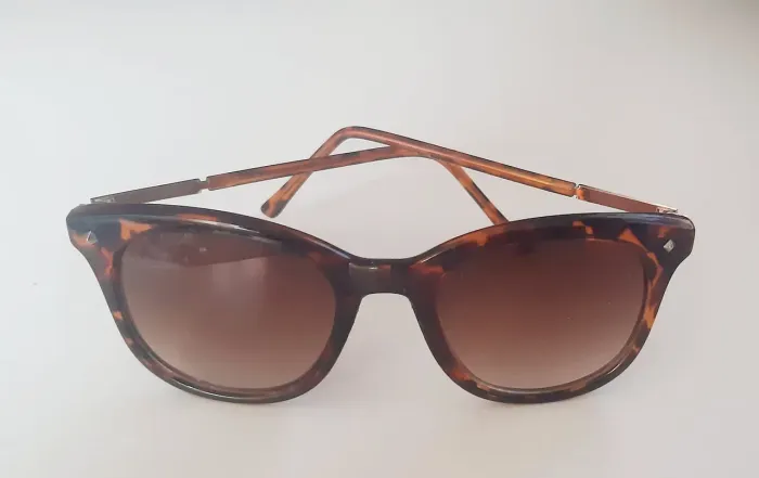 Óculos de sol feminino com lente degradê.