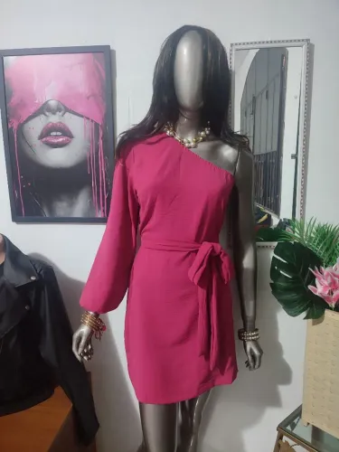 Vestido Curto de Crepe Duna Nula Manga com faixa.