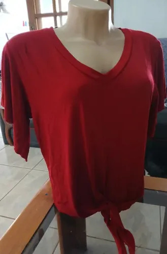 Blusa feminina na cor vermelha