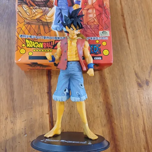 Action figure edição limitada Goku/luffy