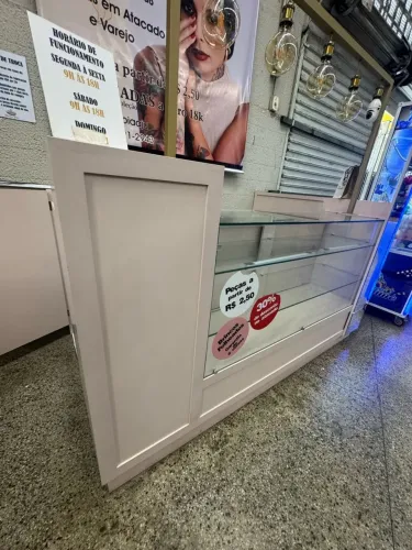 Balcão Expositor Rosa com Vidro