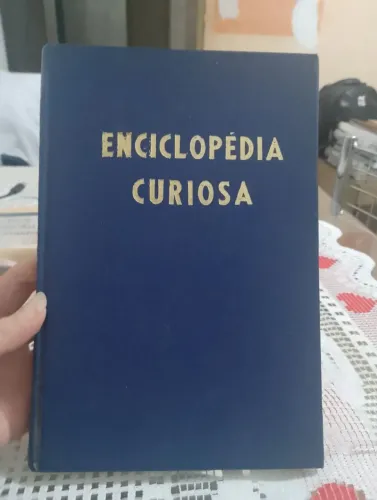 Enciclopédia Curiosa - Capa Dura