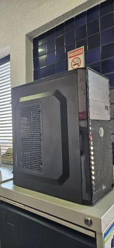 Um Gabinete de Computador Preto