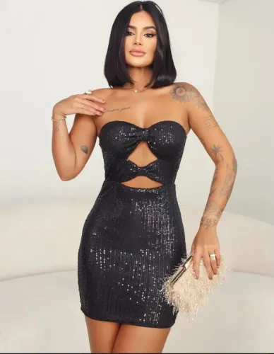 Vestido de paetês preto com detalhe vazado