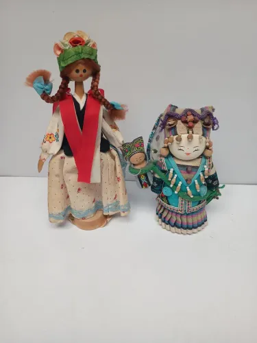 Bonequinhas artesanal de madeira com trajes típico as duas pelo valor anunciado