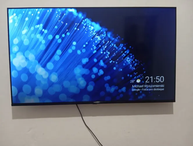 Vendo uma TV TCL 43 polegadas semi nova apenas 2 meses de uso 
