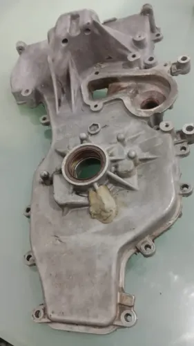 TAMPA FRONTAL DO MOTOR RENAULT KWID 1,0 3 CILINDROS ORIGINAL DETALHE DE SOLDA