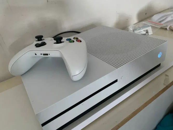 Xbox One S 1 TB (Troco em PS4