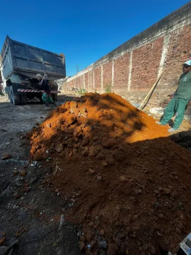 Caminhão fechado de barro/areia/pedra