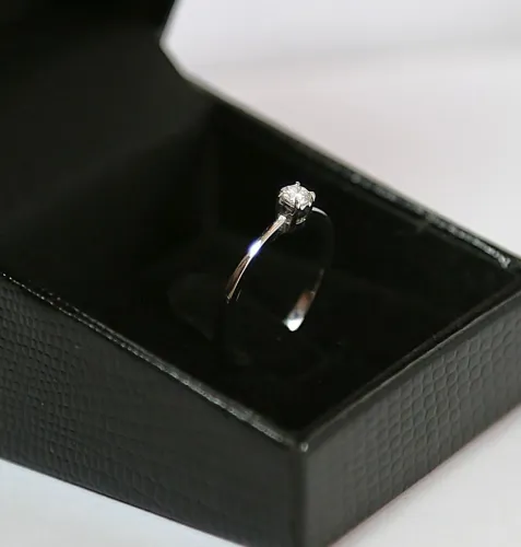 Título : Anel Solitário Diamante 0,12 ct / Ouro Branco 750,18k