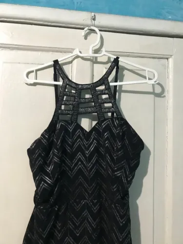 Vestido preto com detalhe no colo - TAM PP - para adolescente 