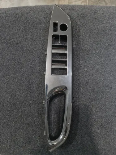 Moldura preta comando do vidro Toyota Yaris 2018 a 2022 esquerda Genuina