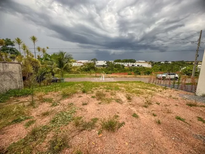  Condomínio Jardim Veneza - Lote com 360,00m² - Lote Quitado e Registrado, sem vizinho de 