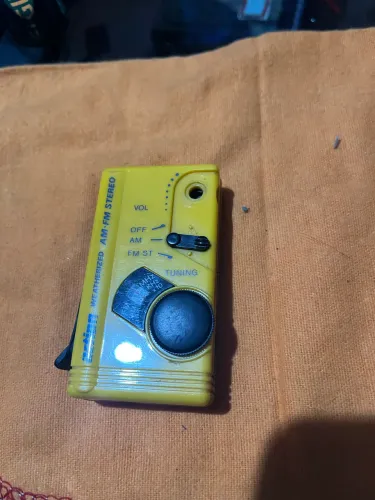 rádio AM/FM portátil um modelo da GE 7-1990