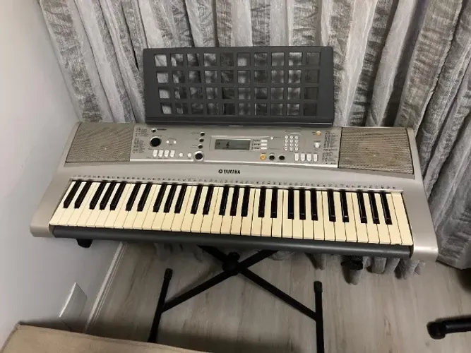 Teclado Yamaha PSR-E313 com Pedestal
