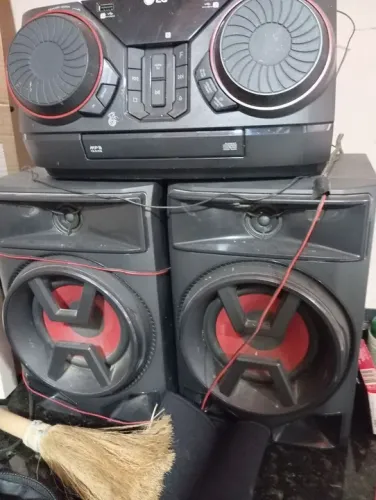 Som LG com 2 caixas acústicas